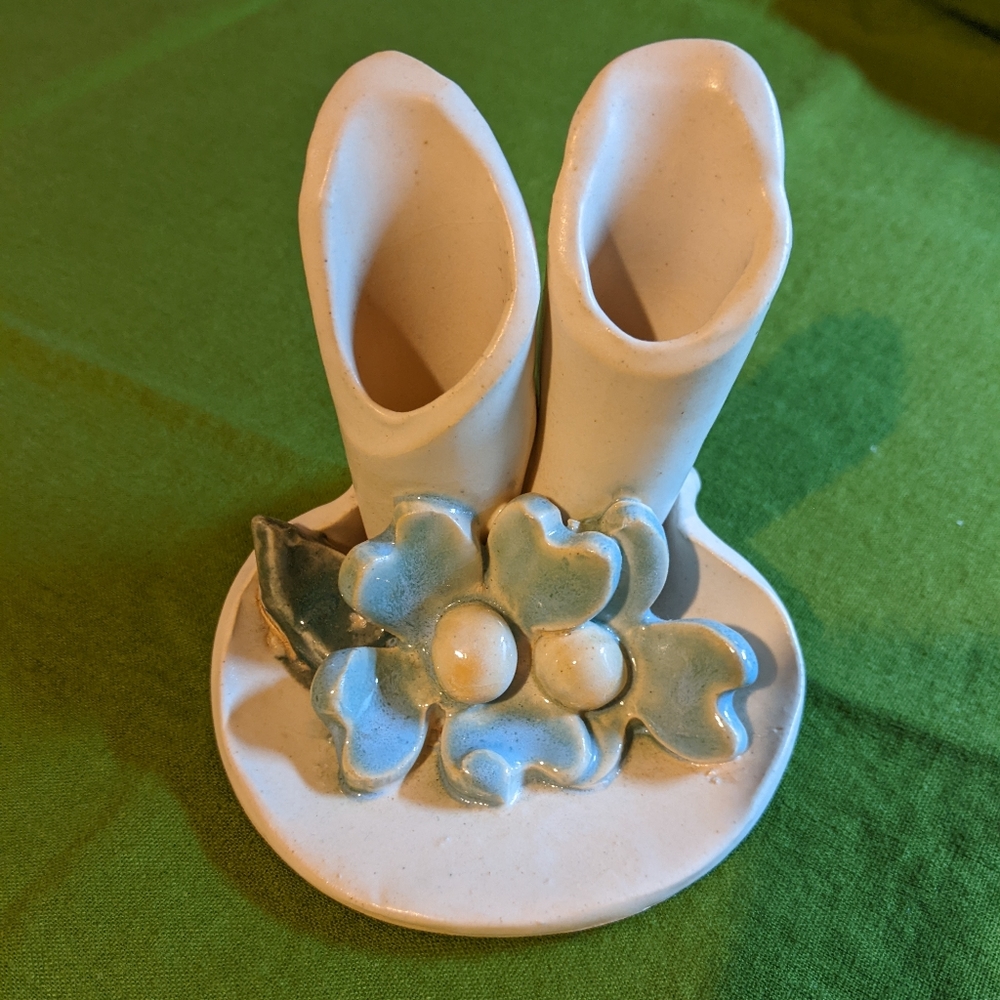 Bud vase with blue flower design